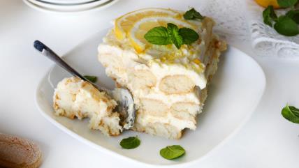 Tiramisu sa limunom na tanjiru na stolu sa limunom i nanom