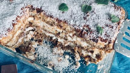 Baunti kocke sa keksom u vatrostalnoj posudi
