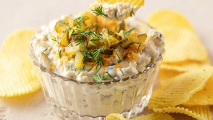 Salata sa čipsom u staklenoj činiji sa čipsom okolo
