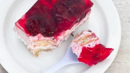 straćatela kocke sa višnjama na belom tanjiru sa kašikom
