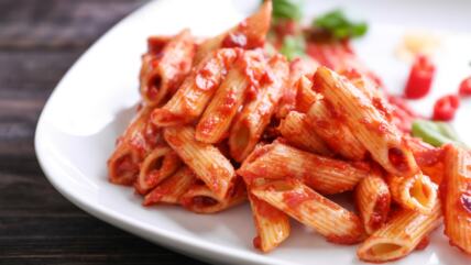 Pasta milaneze na belom tanjiru