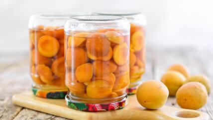 Kompot od kajsija u teglama