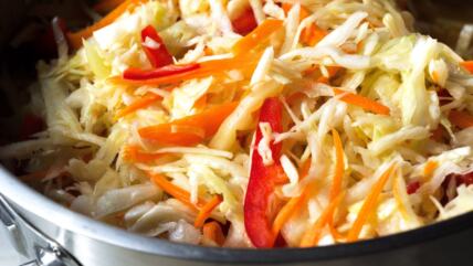 Vitaminska kupus salata u činiji