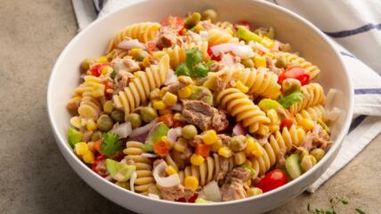 Tuna salata sa testeninom u činiji na stolu