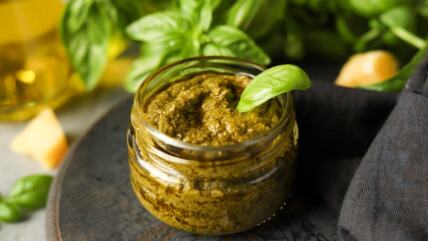 Pesto od bosiljka u teglici na stolu
