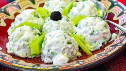 Snežana salata od krastavaca u šarenom tanjiru