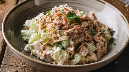 Letnja tuna salata sa krastavcem u sivoj činiji na stolu