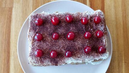 Švarcvald tiramisu na belom tanjiru