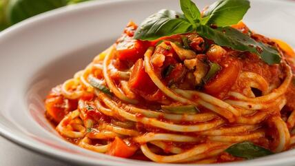 pasta putaneska na belom tanjiru
