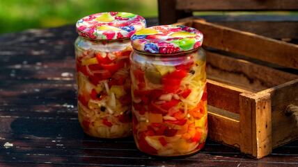 Šarena salata u teglama na stolu napolju