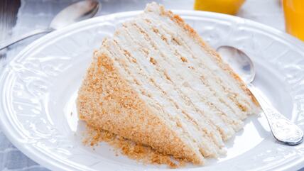 Vesna torta na belom tanjiru