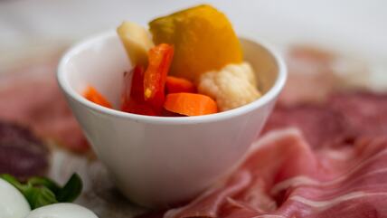 Italijanska mešana salata u činiji uz meze