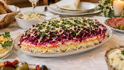 General salata poslužena na slavskom stolu