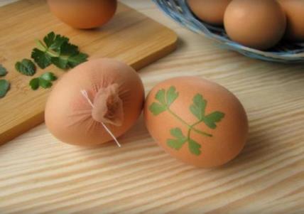 Uskršnja tradicija: Ofarbajte jaja travčicama i lukovinom (VIDEO)