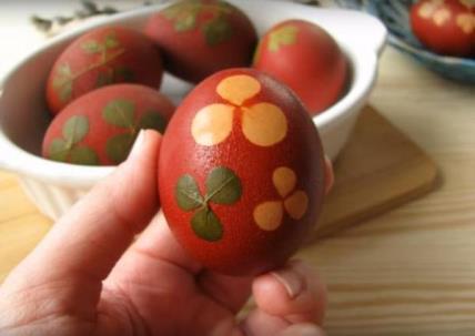 Uskršnja tradicija: Ofarbajte jaja travčicama i lukovinom (VIDEO)
