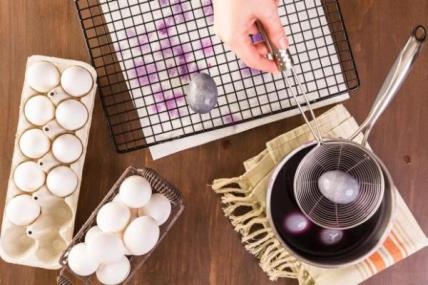 Prirodne boje: Ofarbajte uskršnja jaja pomoću kupusa i vina