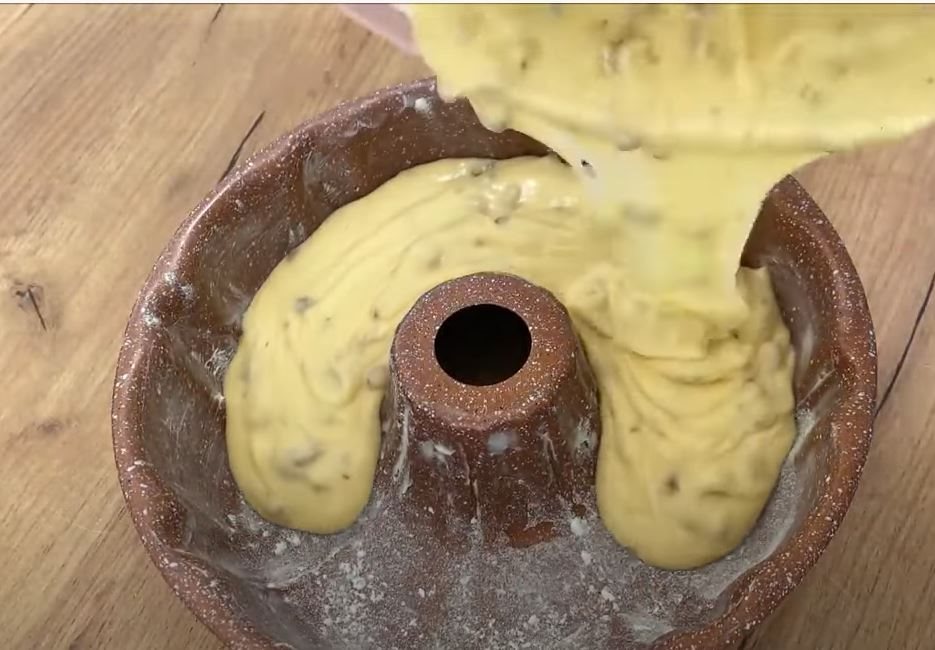 Kuglof sa jabukama i orasima