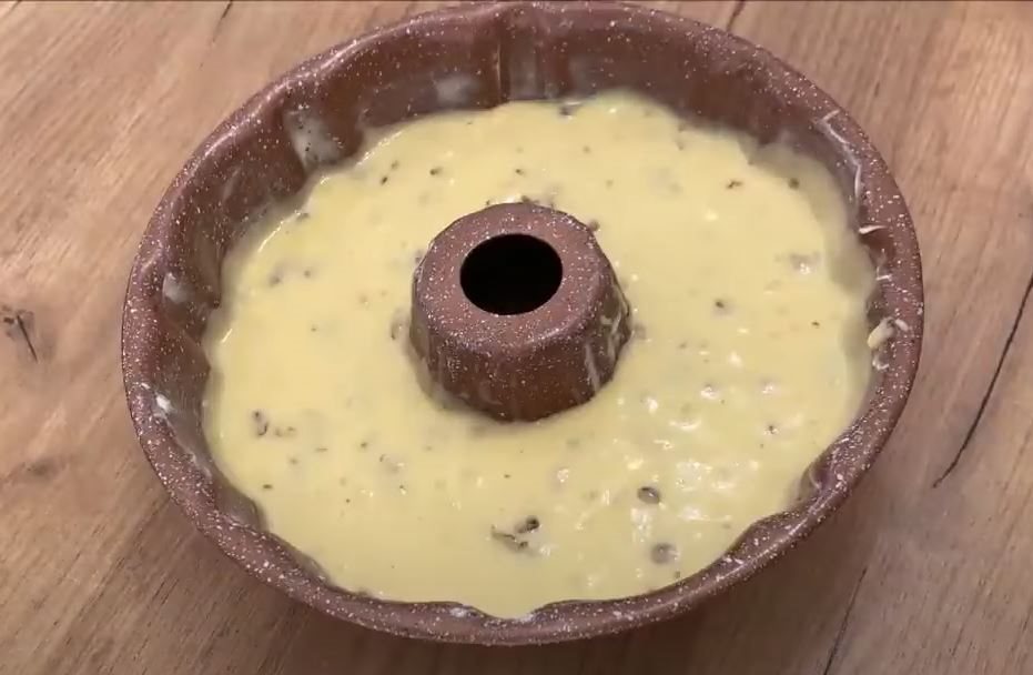 Kuglof sa jabukama i orasima