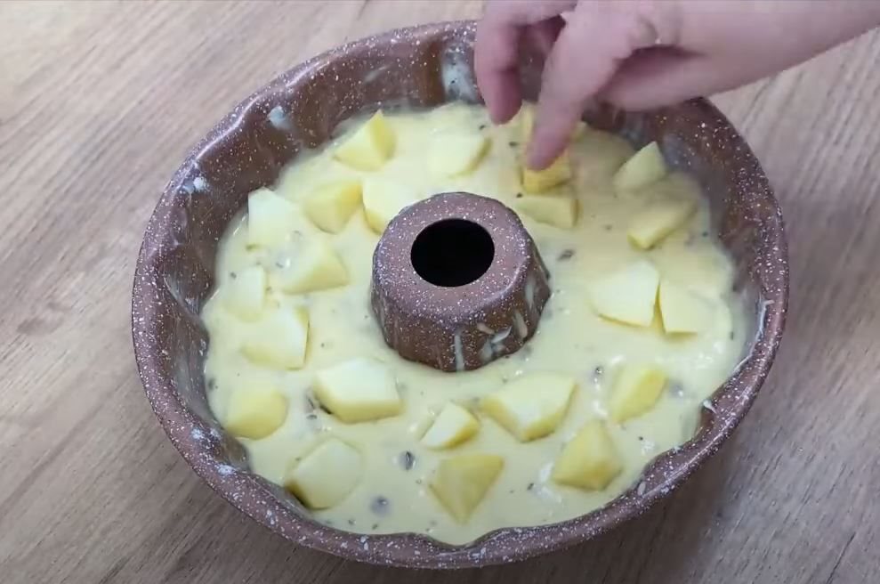 Kuglof sa jabukama i orasima