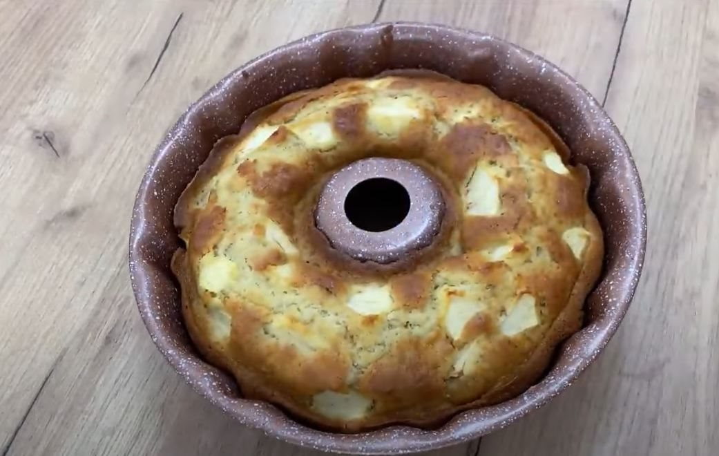 Kuglof sa jabukama i orasima