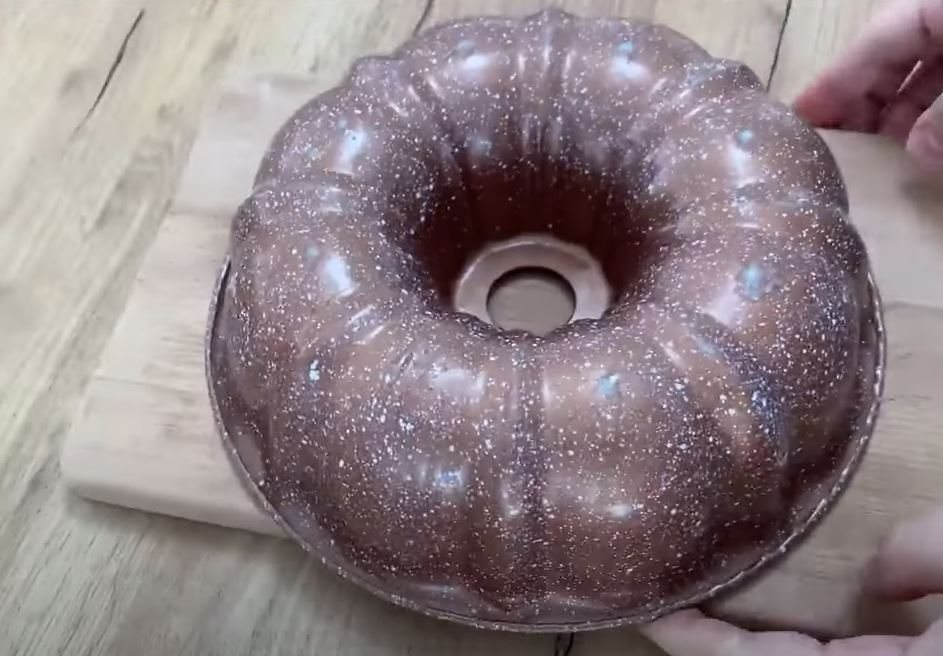 Kuglof sa jabukama i orasima