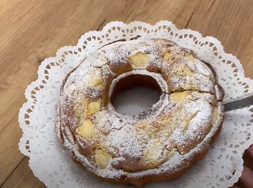 Kuglof sa jabukama i orasima