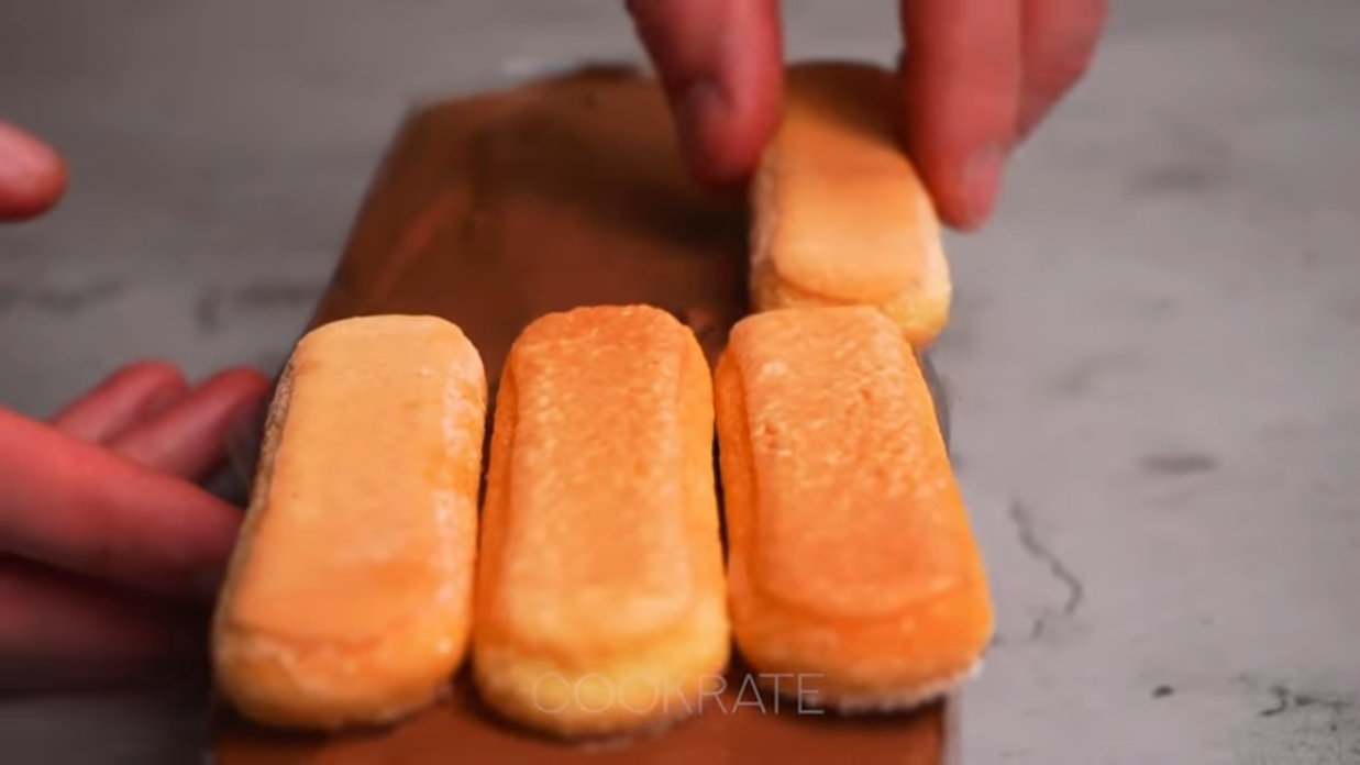 Čokoladni kolač sa piškotama i bananama bez pečenja