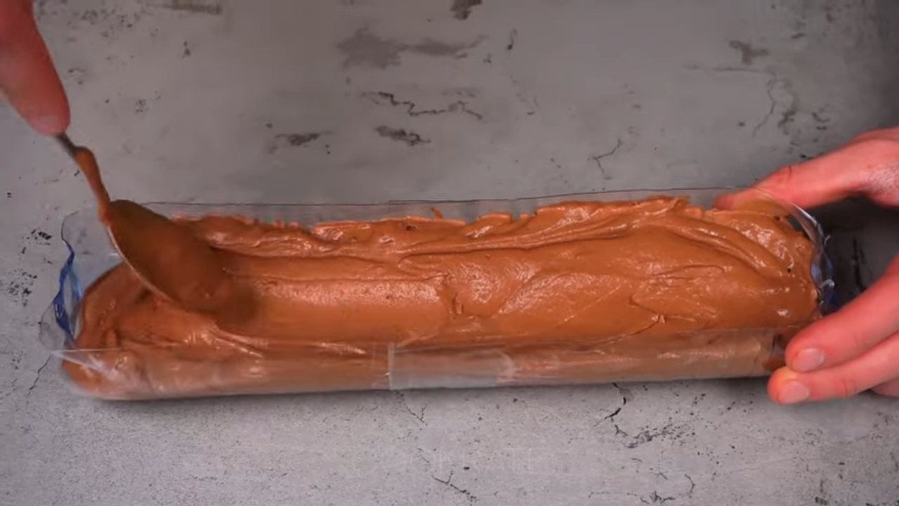 Čokoladni kolač sa piškotama i bananama bez pečenja