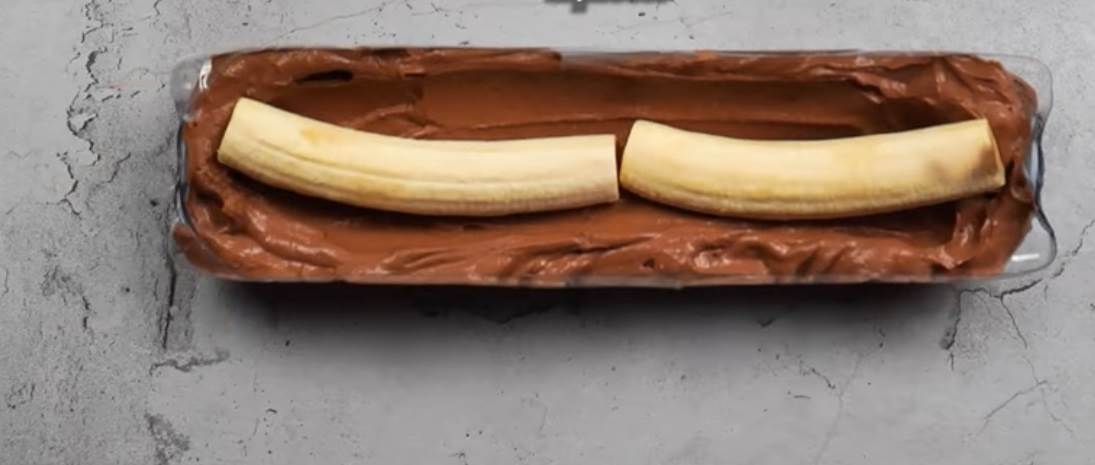 Čokoladni kolač sa piškotama i bananama bez pečenja