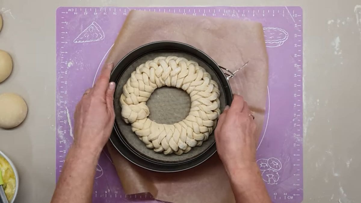 Kako se pravi pogača za Uskrs sa jajima