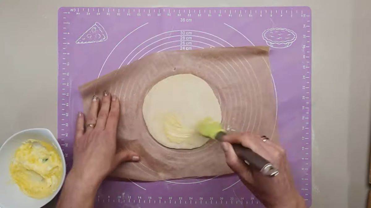 Kako se pravi pogača za Uskrs sa jajima