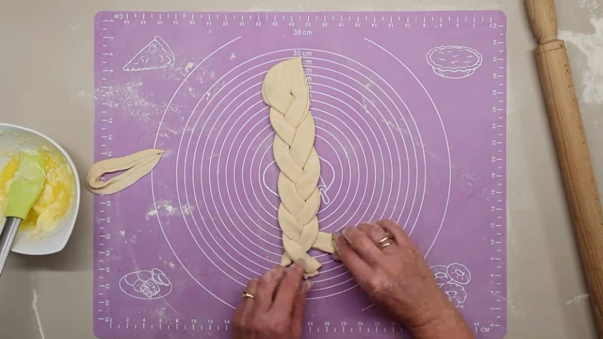 Kako se pravi pogača za Uskrs sa jajima