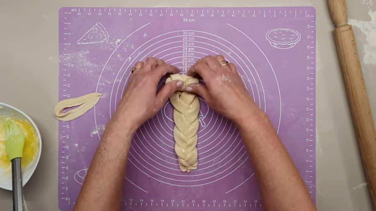 Kako se pravi pogača za Uskrs sa jajima