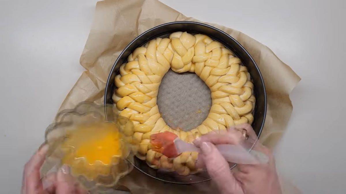 Kako se pravi pogača za Uskrs sa jajima