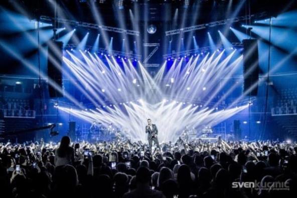 Zaljubljeni parovi iz sveg glasa pevali sa Ivanom Zakom