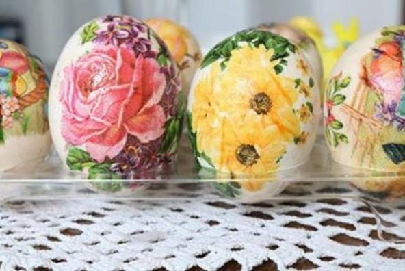 JEDNOSTAVNO, A EFEKTNO: Ofarbajte uskršnja jaja dekupaž tehnikom (VIDEO)