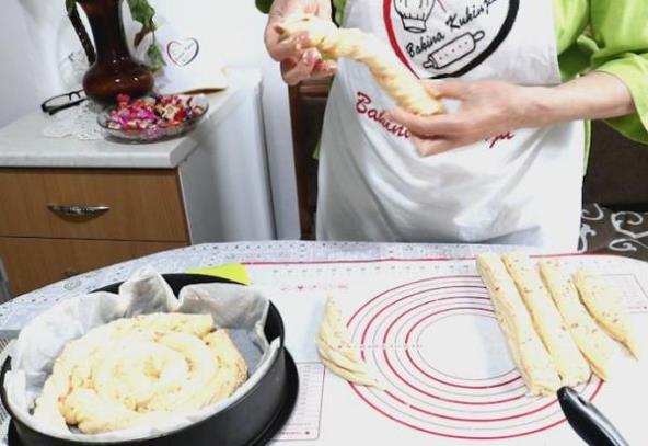 Korak po korak: Trakasta penasta pogača na bakin način (VIDEO)