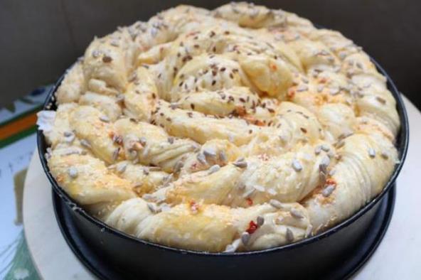 Korak po korak: Trakasta penasta pogača na bakin način (VIDEO)