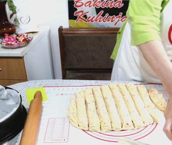 Korak po korak: Trakasta penasta pogača na bakin način (VIDEO)