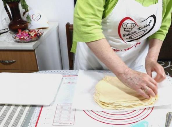 Korak po korak: Trakasta penasta pogača na bakin način (VIDEO)