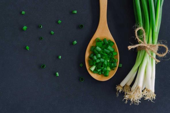 Stabljika mladog luka rešava ove tri tegobe (RECEPT)