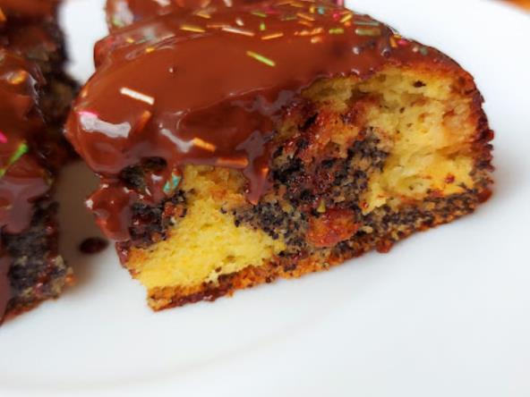 Kolač sa makom preliven čokoladom.jpg