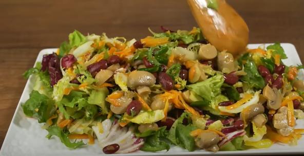 Salata sa povrćem i začinskim biljem
