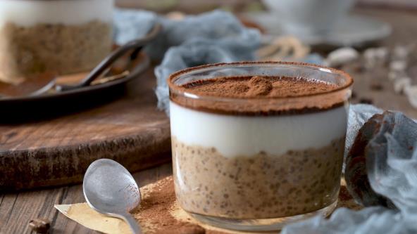 Proteinski čia puding sa puterom od kikirikija i kakaom u čaši