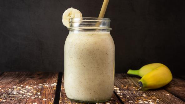 Smuti od banane, kikirikija i lanenog semena u čaši