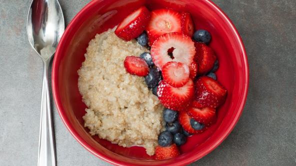 Kinoa puding sa bobičastim voćem u činiji