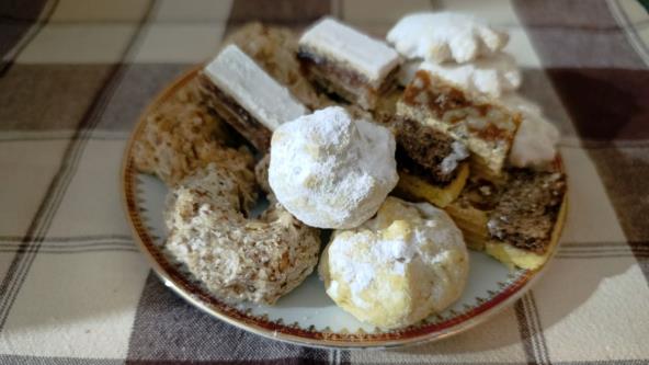 Tanjir sa raznim sitnim kolačima za slavu i mandarinicama