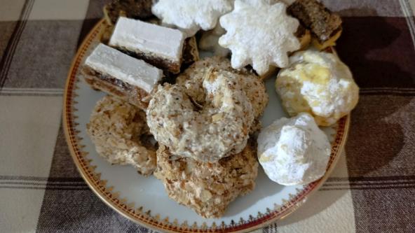 Tanjir sa slavskim orasnicama i raznim sitnim kolačima