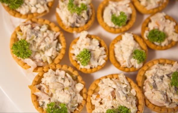 Slane korpice sa pilećom salatom na tanjiru