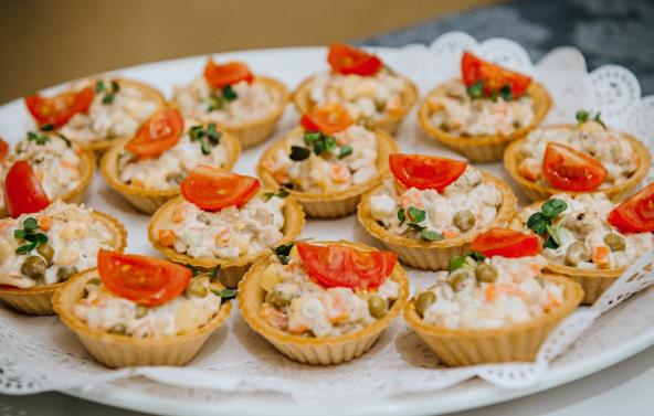 Punjene slane korpice na poslužavniku